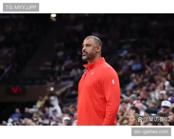 阿门·汤普森无球跑位拉开空间助队提升外线效率