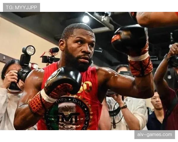 刷到弗洛伊德·梅威瑟的日常照——他的衣帽间像银行，我的钱包已经自动离职